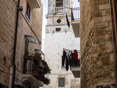 ...il cui campanile si staglia nel vicino largo omonimo. � ci� che resta dell�antico tempio abbattuto nel 1955 poich� danneggiato dall�esplosione della nave Henderson nel Porto, durante la Guerra 